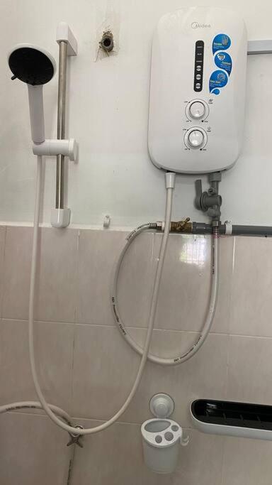 Homestay Delisha Parit Raja Uthm Exterior foto